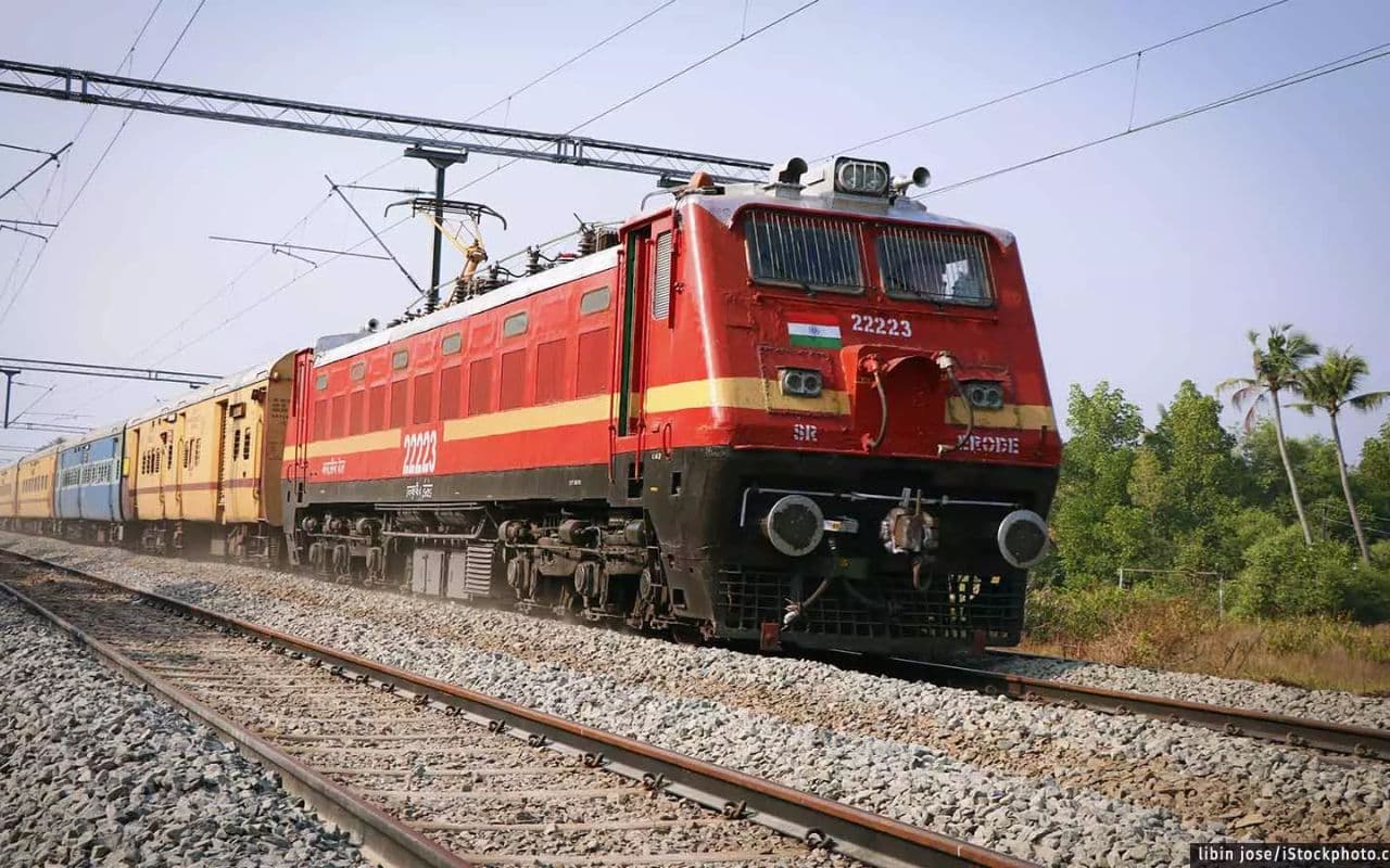 Indian Railway: सुरक्षित यात्रा के लिए नोट कर लें ये ट्रेन हेल्पलाइन नंबर, फटाफट मिलेगी मदद