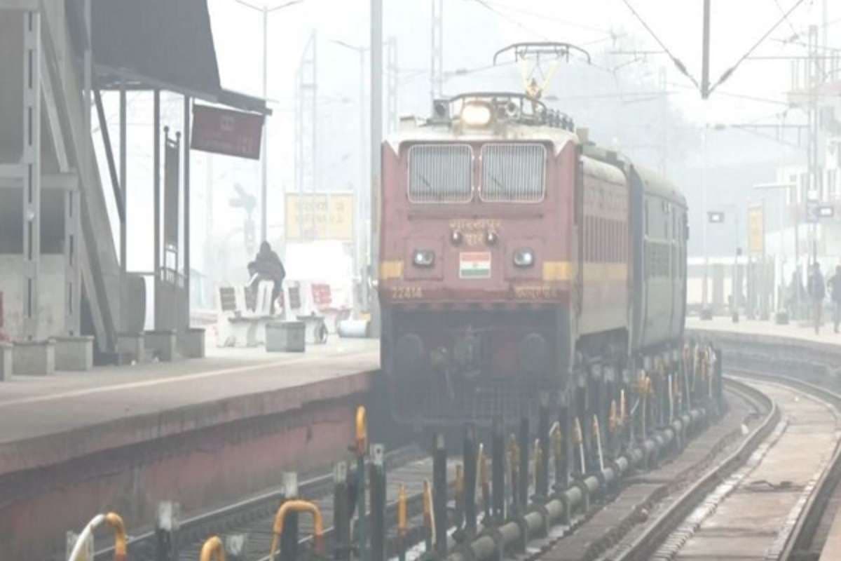 Train Delay Alert: दिल्ली-NCR में कोहरे की वजह से 25 ट्रेनें लेट, पूरी सूची देखें