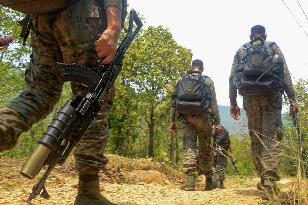 Naxal Encounter: छत्तीसगढ़ के बीजापुर में नक्सलियों के साथ बड़ी मुठभेड़, 12 नक्सली ढेर, तीन जवान शहीद