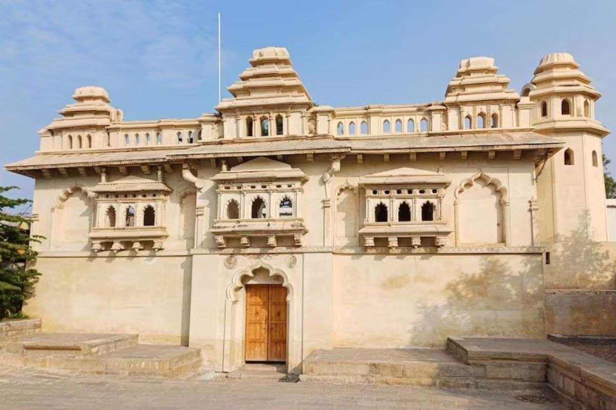 Bulldozer Action: बेतिया राज के अबैध कब्जे पर चलेगा बुलडोजर, सरकार ने जारी किया आदेश