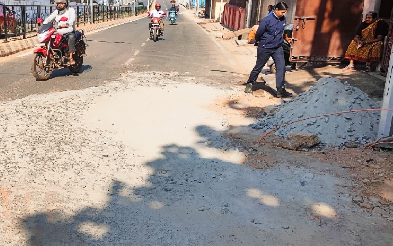 Hockey World Cup 2023: दुनिया के सबसे बड़े बिरसा मुंडा हॉकी स्टेडियम के पास ही सड़क की हालत जर्जर