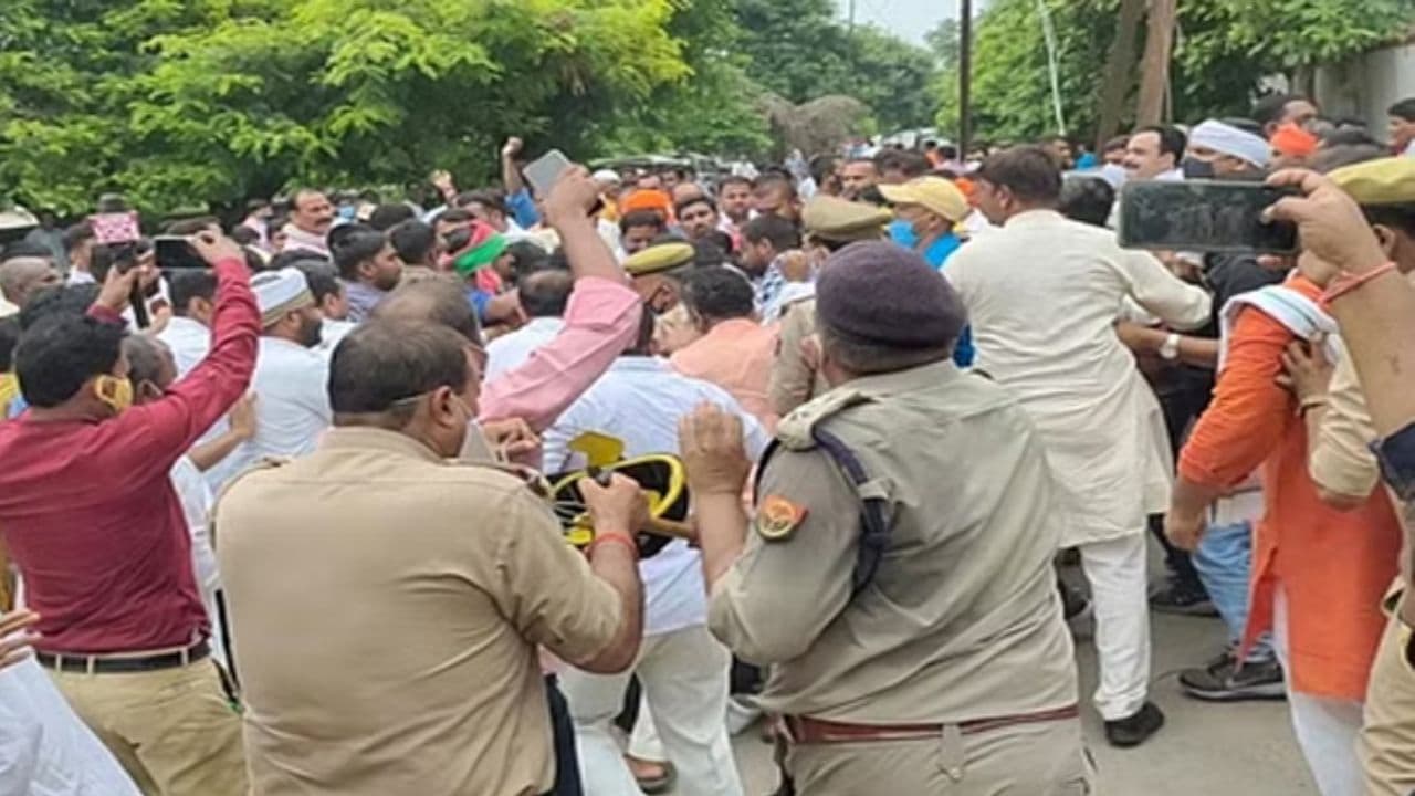 Lucknow news: लखनऊ में काउंटिंग के बीच सपा और बीजेपी के कार्यकर्ताओं में चले लात घूसे, मारपीट में कई लोग घायल