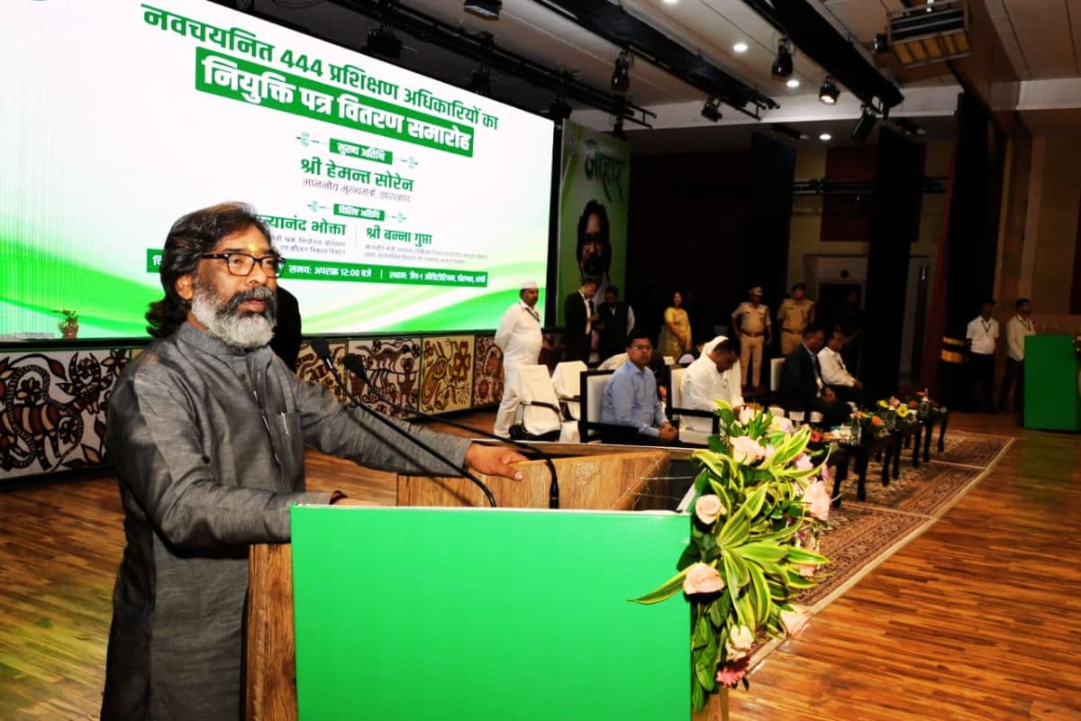 Hemant Soren Distributes Appointment Letter: हेमंत सोरेन ने 444 प्रशिक्षण अधिकारियों को दिया नियुक्ति पत्र