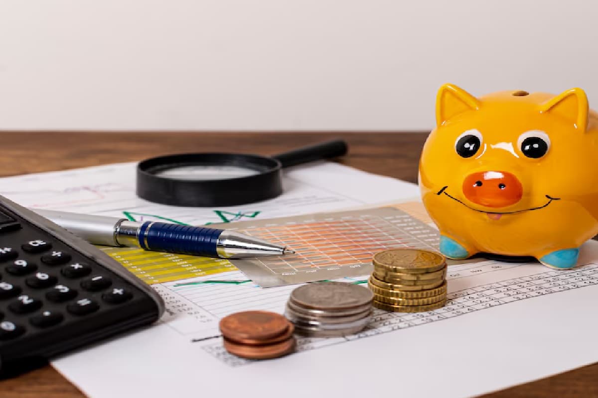 इनकम बढ़ने पर एसआईपी में निवेश करना अक्लमंदी या ईएमआई बढ़ाना फायदेमंद? जानें आपके लिए कौन बेहतर