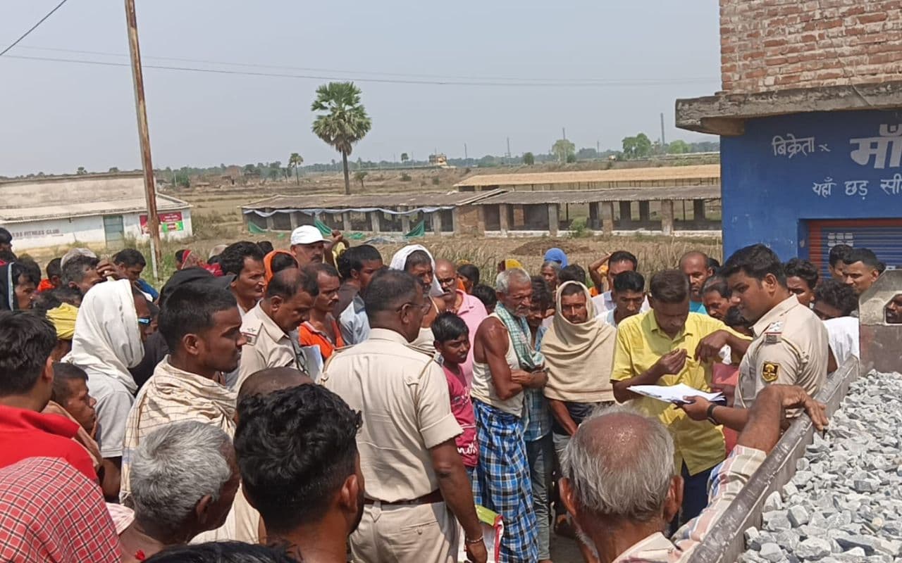 Road Accident: नवादा में ट्रैक्टर ने एक शिक्षक को कुचला, घटना स्थल पर दर्दनाक मौत