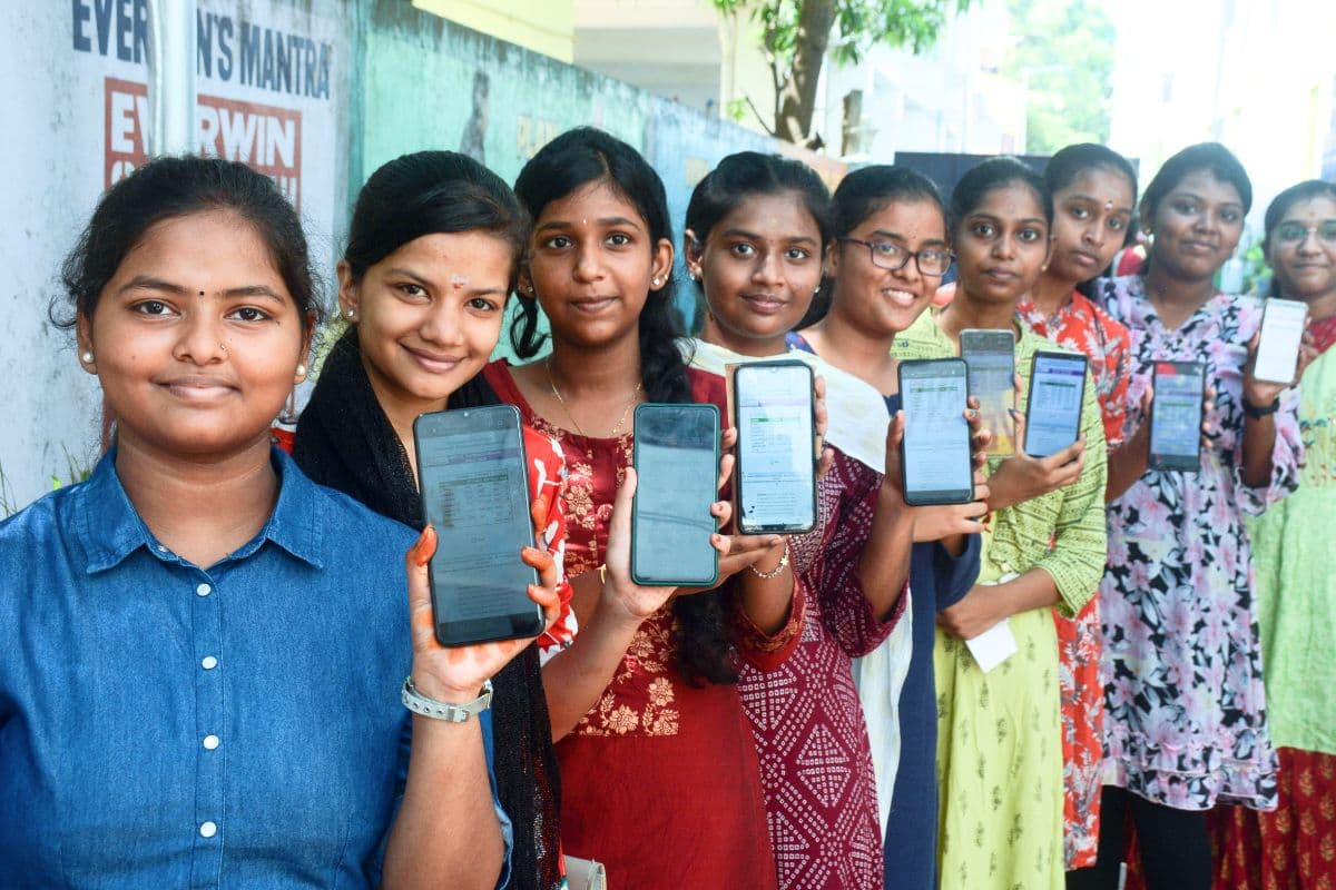 UP Board Result 2025 Offline: इंटरनेट का झंझट नहीं, सीधे फोन पर पाएं यूपी बोर्ड 10वीं 12वीं का रिजल्ट, यहां करें चेक