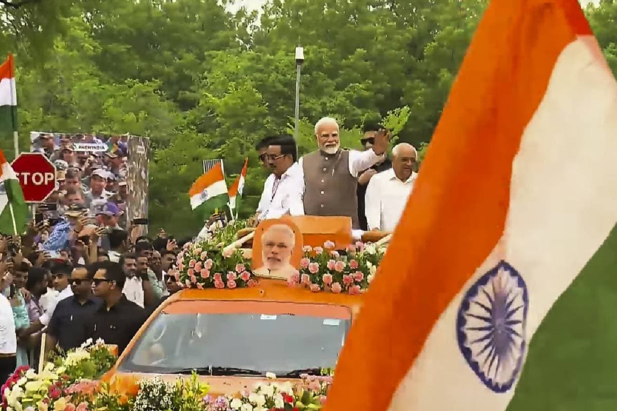 PM Modi Road Show : पीएम मोदी पर फूलों की बारिश, देखें गांधीनगर के रोड शो का वीडियो