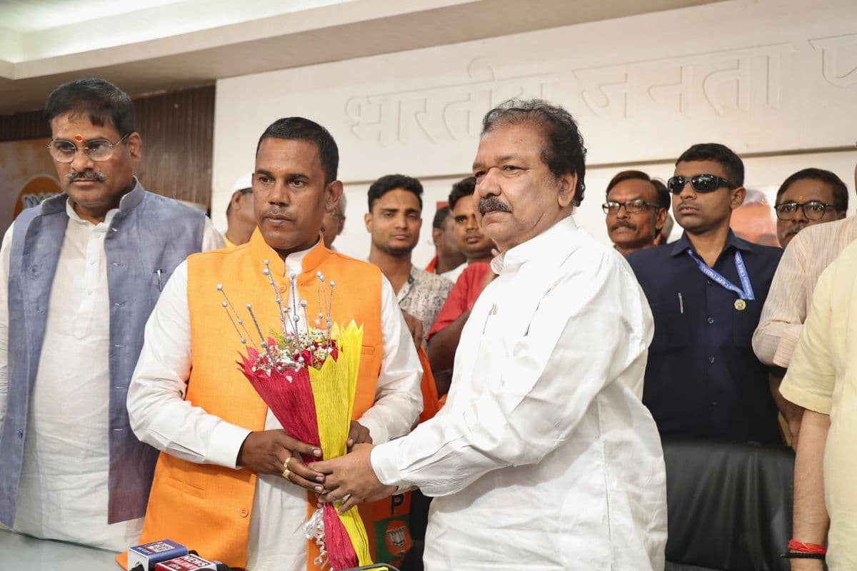 Bihar Chunav 2025: बिहार चुनाव से पहले RJD को बड़ा झटका, 300 समर्थकों के साथ डॉ. अजीत यादव ने थामा बीजेपी का हाथ