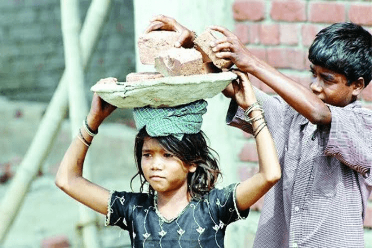 काँधे नन्हे, बोझ भारी – ये कैसी मज़बूरी हमारी?