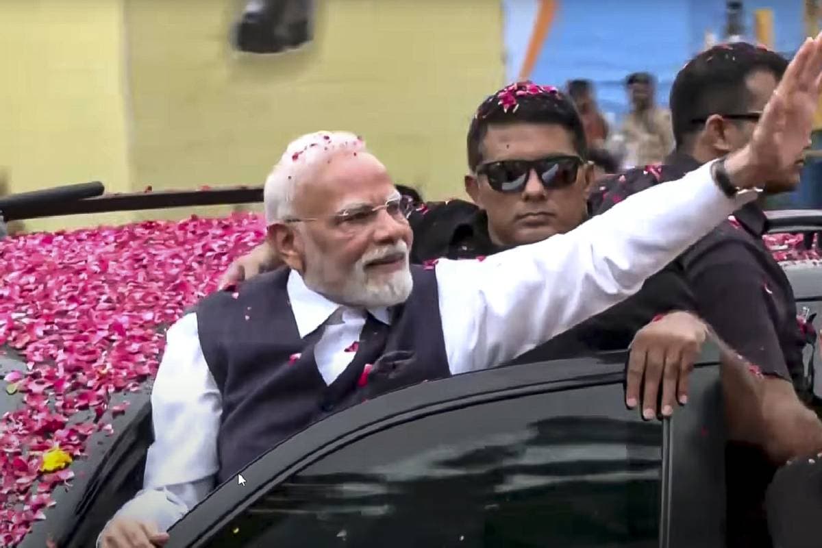 Watch Video : गाड़ी से बाहर निकलकर पीएम मोदी ने हिलाया हाथ, भीड़ एक झलक पाने को दिखी बेताब