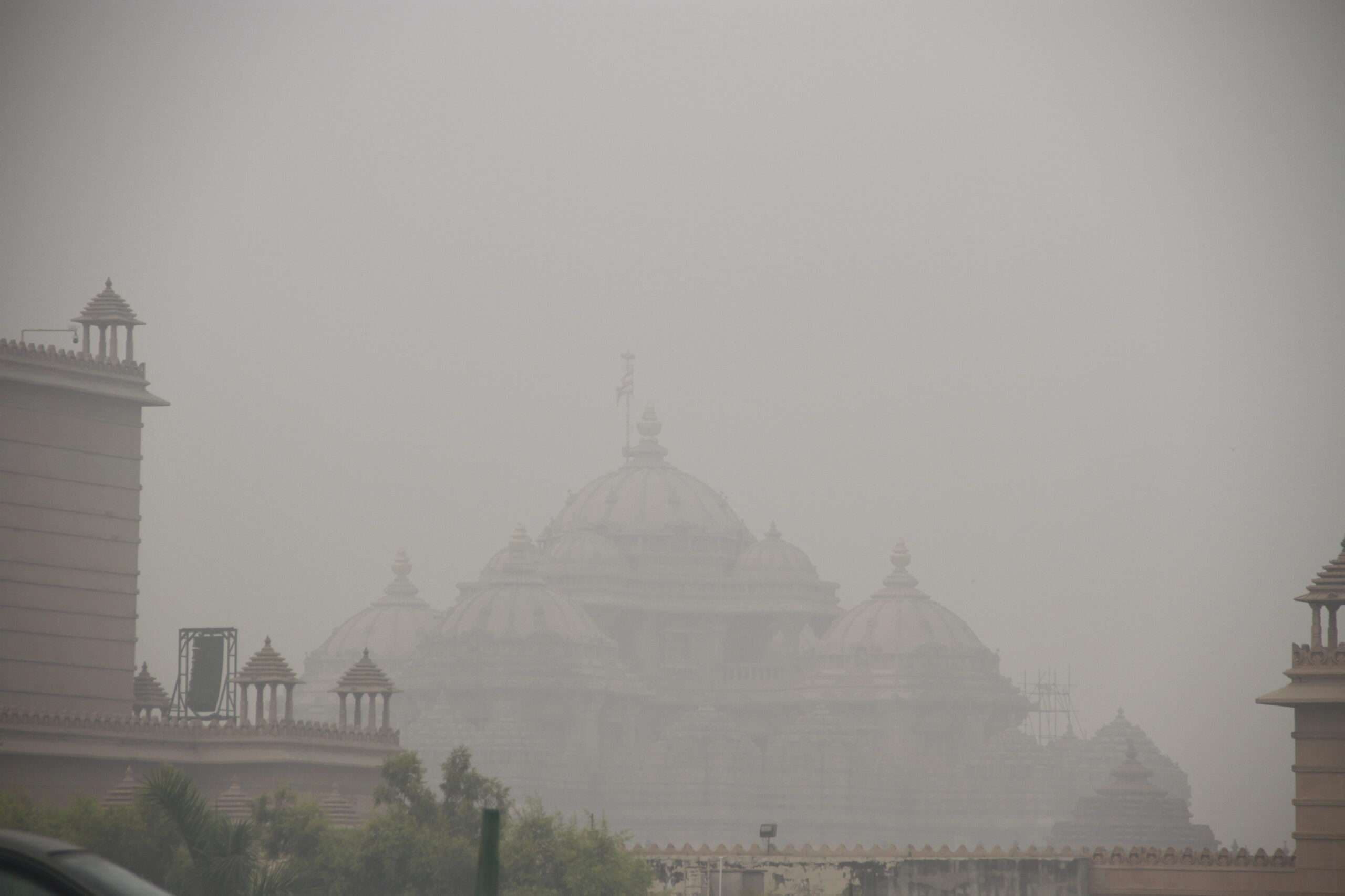 Pollution: दिल्ली में कृत्रिम बारिश कराने के फैसले को लेकर राजनीति हुई तेज