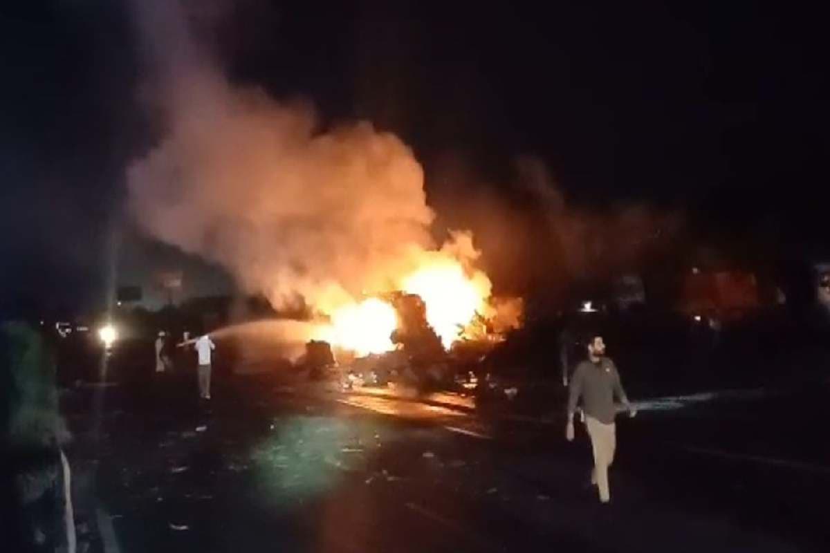 Video : अचानक जयपुर-अजमेर हाईवे पर होने लगे जोरदार धमाके, दो ट्रकों की टक्कर से मचा हड़कंप