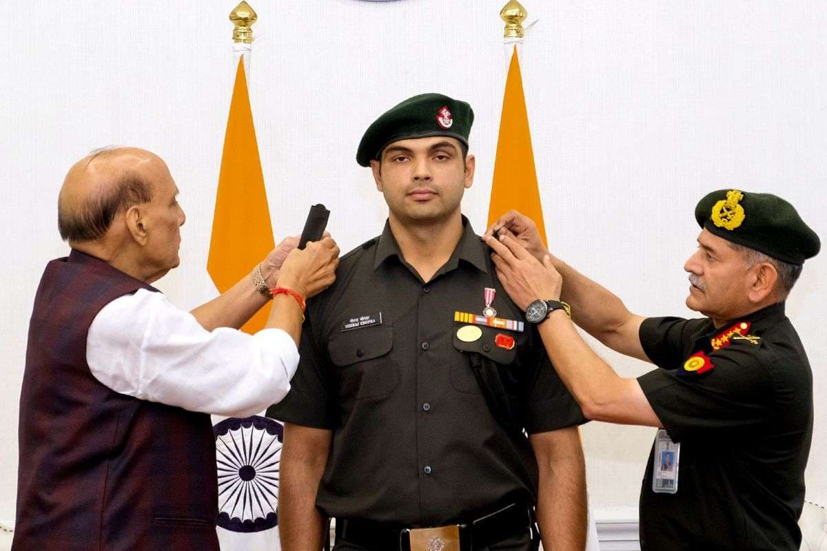 Neeraj Chopra बनें लेफ्टिनेंट कर्नल, ओलंपिक गोल्ड मेडलिस्ट को रक्षा मंत्री राजनाथ सिंह ने दी उपाधि, Video
