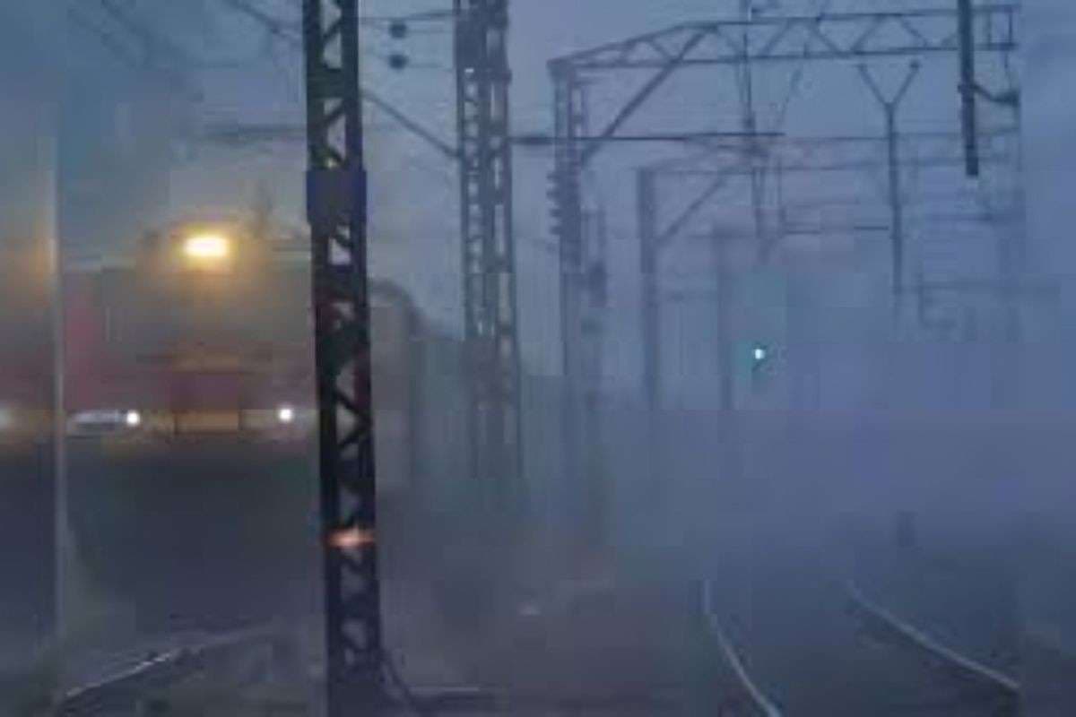 Indian Railway: कोहरे से निपटने के सारे जतन फेल! फरवरी 2026 तक 100 से ज्यादा ट्रेनें रद्द, AC कोच जनवरी तक फुल, टिकट मिलना हुआ नामुमकिन