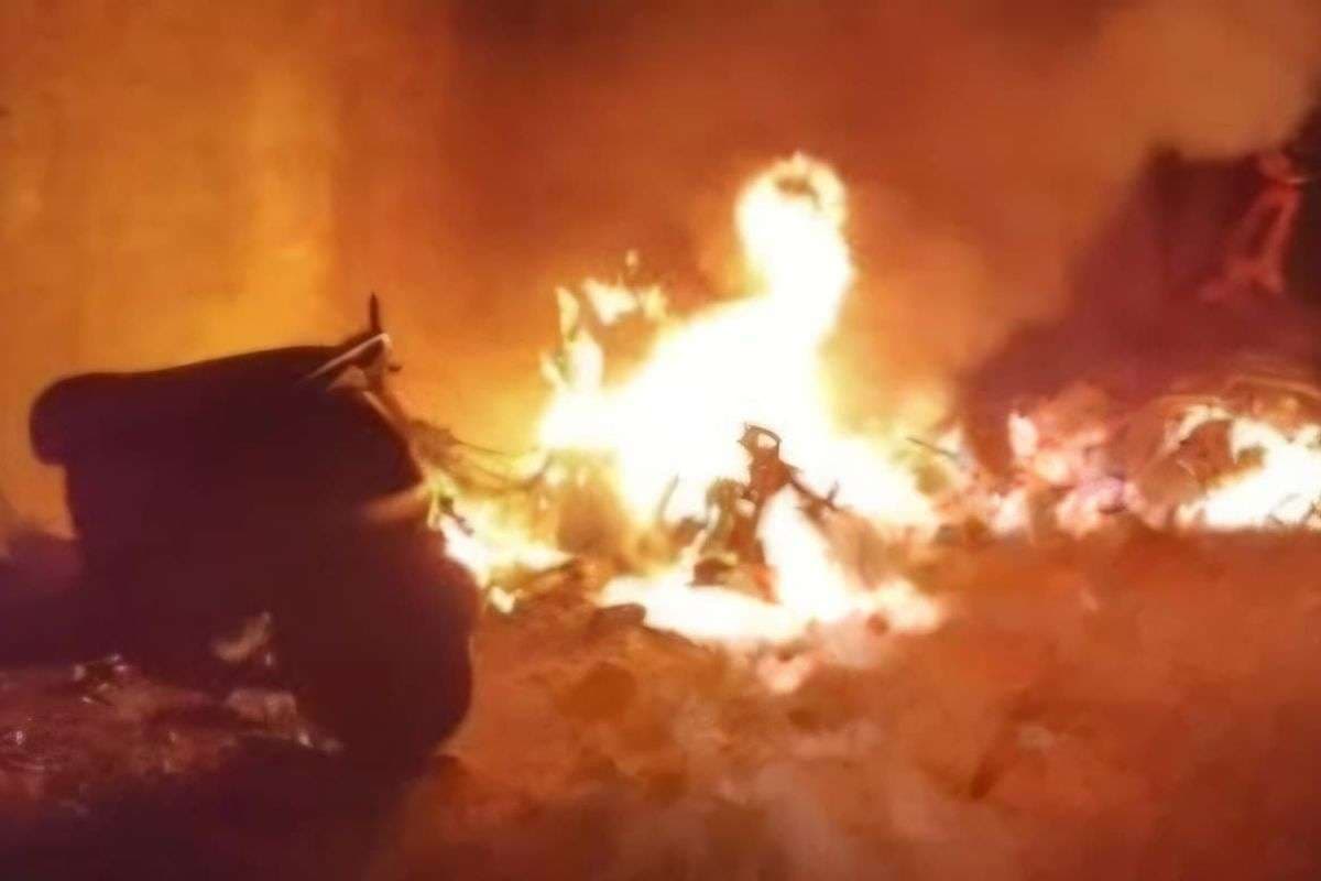 जमशेदपुर में ओला सर्विस सेंटर के बाहर खड़ी गाड़ियों में अचानक लगी आग, चार जलकर खाक