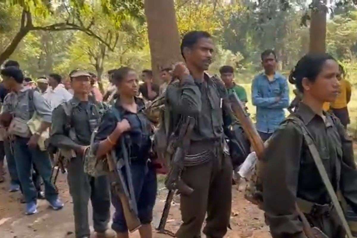 Naxalites Surrender: 37 नक्सलियों ने बदली किस्मत, मुख्यधारा में लौटे, 27 पर था 65 लाख रुपये का इनाम
