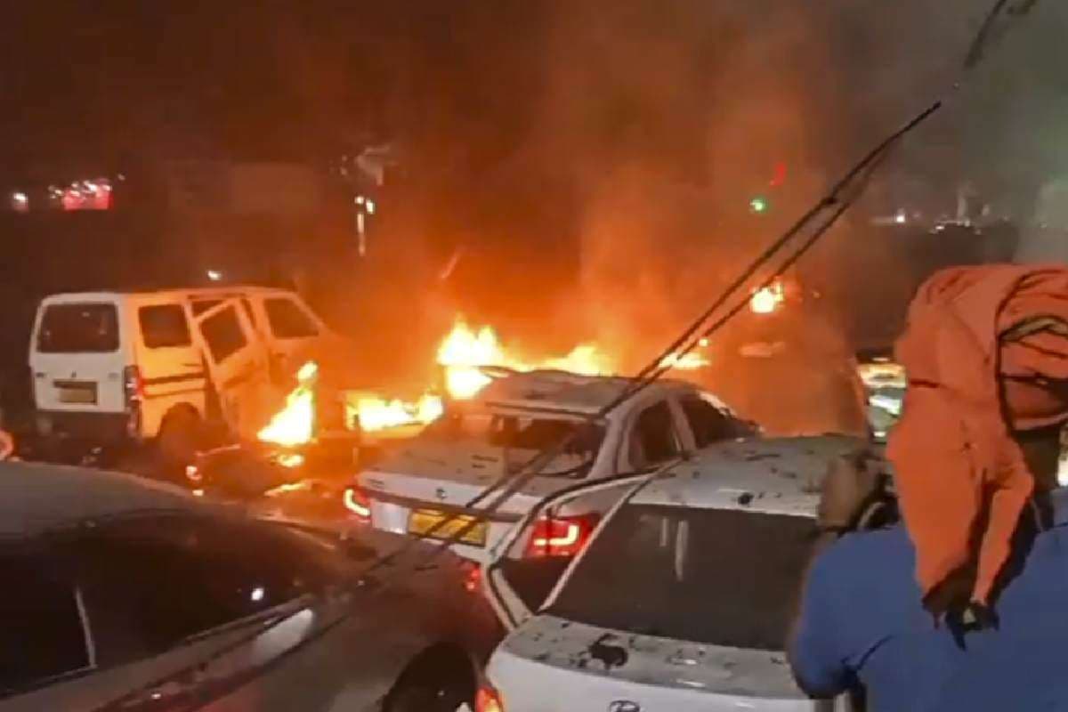 Delhi Blast : कहां गई वो तीसरी कार? मारुति ब्रेजा की तलाश में जुटी जांच एजेंसी