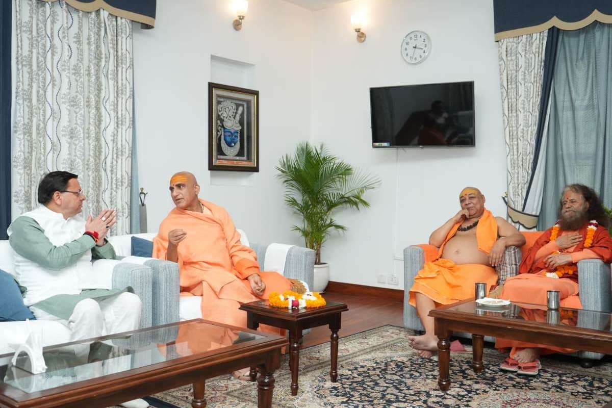 Kumbh 2027 : कुम्भ-2027 में संत समाज करेगा कुछ खास, संतों ने मुख्यमंत्री धामी को दिया आशीर्वाद