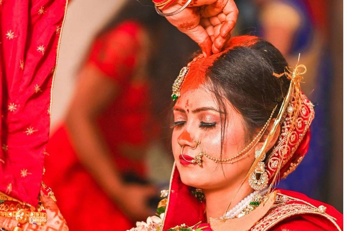Sindoor Ritual: हिंदू विवाह में दुल्हन के सिंदूर नाक पर क्यों गिराया जाता है, क्या है इसका शुभ संदेश