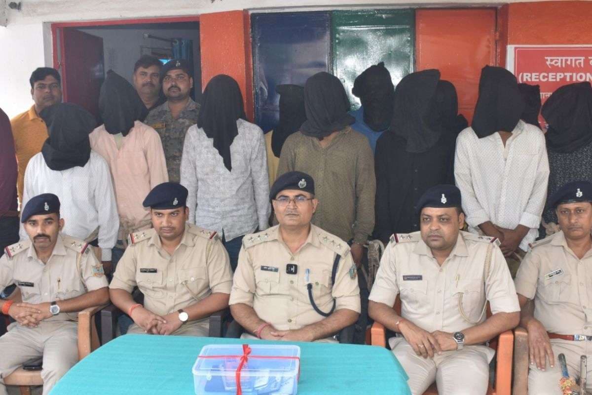 बिहार विधानसभा चुनाव में 17 लाख की अवैध शराब खपाने की साजिश नाकाम, झारखंड से 11 तस्कर अरेस्ट