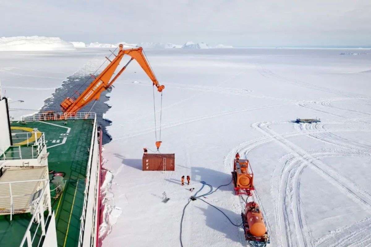 6 महीने में 1 करोड़ की कमाई! अंटार्कटिका जाने की ऑफर पर अटका लड़का, बोला- क्या इसके लिए अपनी लव लाइफ दांव पर लगा दूं?