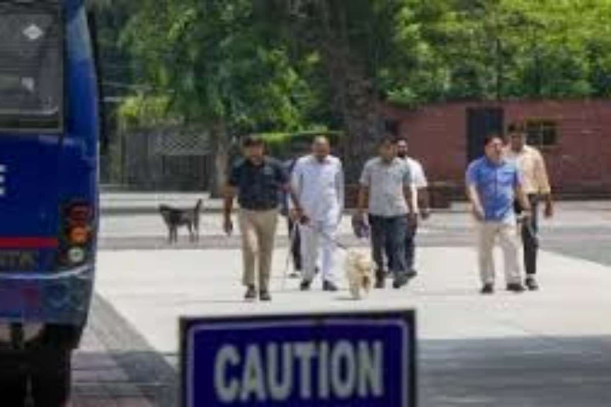 अहमदाबाद में बम धमकी से हड़कंप, स्कूलों को मिला ईमेल, पुलिस ने चलाया सर्च ऑपरेशन