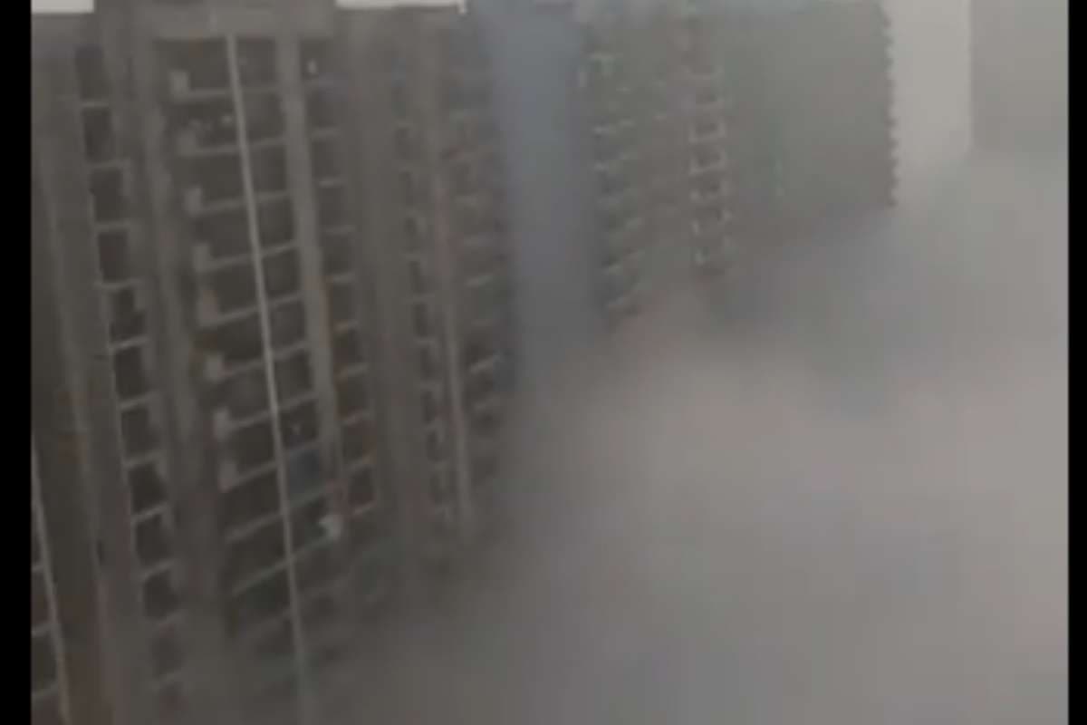 बादल नहीं, जहर है ये! Delhi NCR की जहरीली हवा का वीडियो सोशल मीडिया पर वायरल
