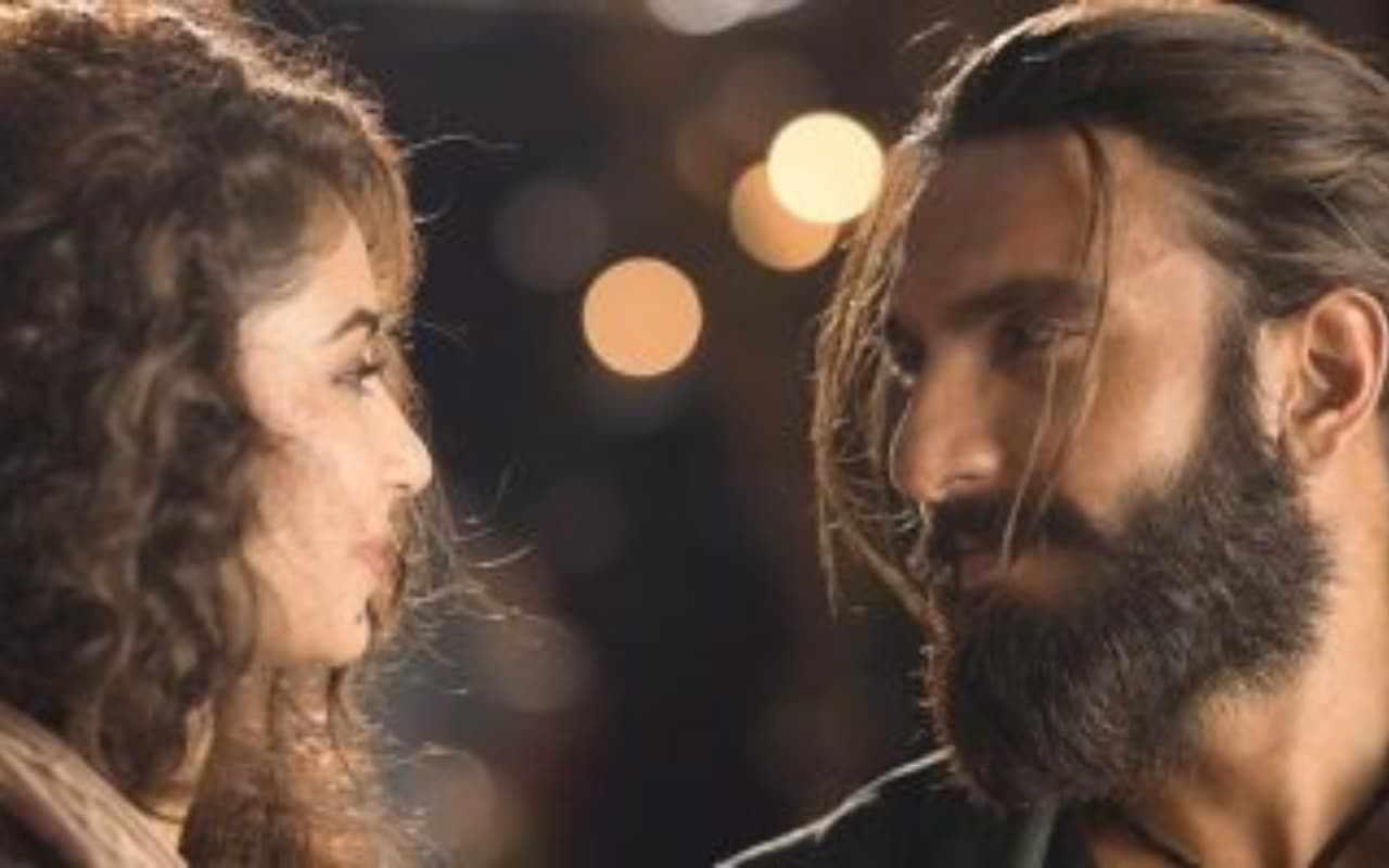 Dhurandhar Box Office Collection: ‘‘एनिमल’ का रिकॉर्ड तोड़ने के बाद ‘धुरंधर’ की अगली चुनौती शाहरुख की यह फिल्म, जानें 18 दिनों में कितना कमा लिया