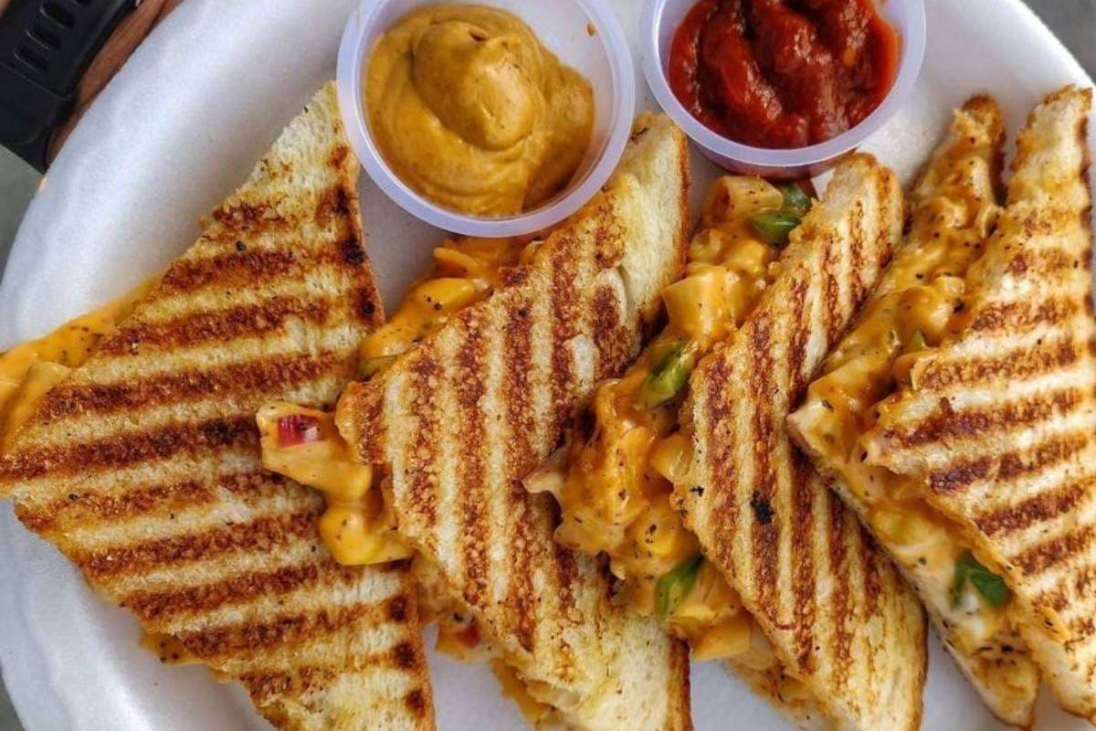 Grilled Paneer Sandwich Recipe: मिनटों में बनाएं ग्रिल्ड पनीर सैंडविच और नाश्ते का मजा करें दोगुना