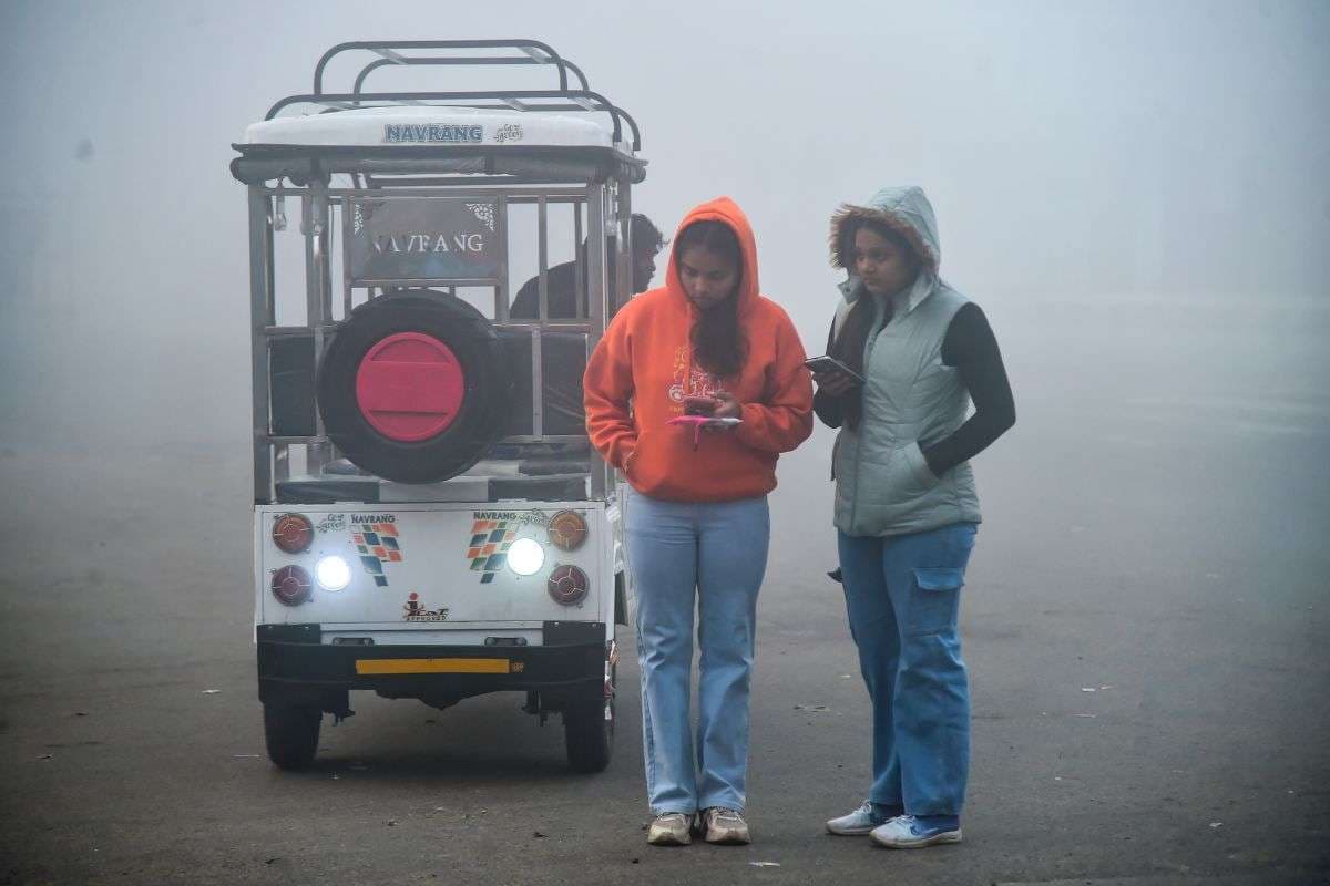 Kal Ka Mausam: भीषण सर्दी के बीच शीतलहर का प्रकोप, कोहरे ने और बढ़ाई परेशानी, जानें देशभर के मौसम का हाल