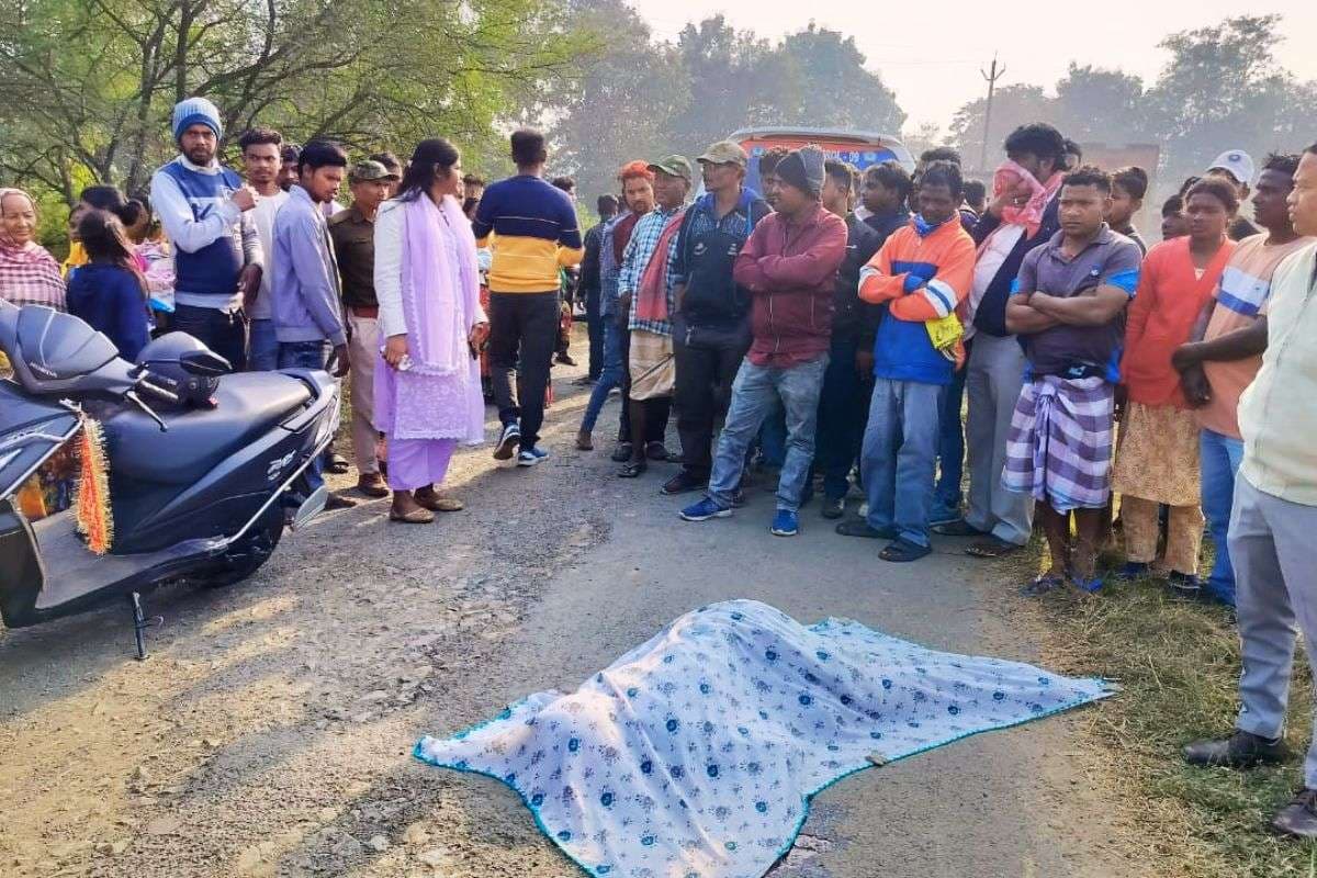 पोटका में ड्यूटी जा रही महिला चौकीदार की गला रेतकर हत्या करने के बाद हमलावर ने लगायी फांसी