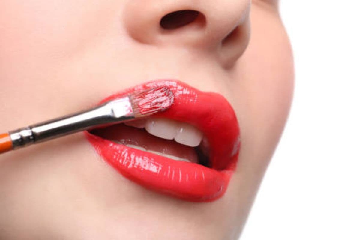 New Year Lipstick Shades: इन लिपस्टिक शेड्स से न्यू ईयर पार्टी में घूर-घूर कर देखेंगे लोग