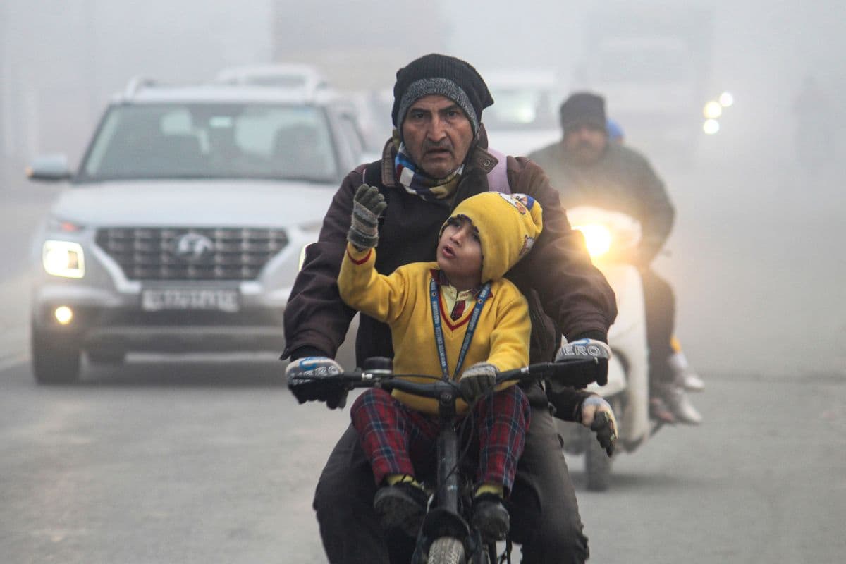 School Closed: सर्द हवा और कोहरे से ठिठुरी बरेली, 18 से 20 दिसंबर तक 8वीं कक्षा तक के स्कूल बंद, 10 सालों का टूटा रिकॉर्ड