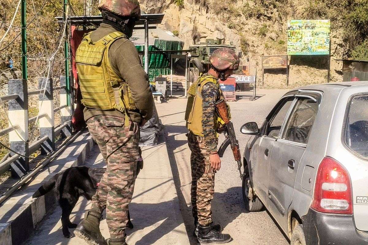 जम्मू-कश्मीर में आतंकी नेटवर्क का भंडाफोड़, 12 संदिग्ध हिरासत में