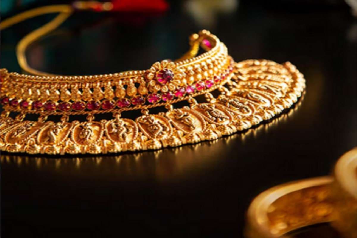 Today Gold Latest Price: सोने के दाम में आ गई गिरावट, चांदी हो गई तेज! जानें लेटेस्ट प्राइस