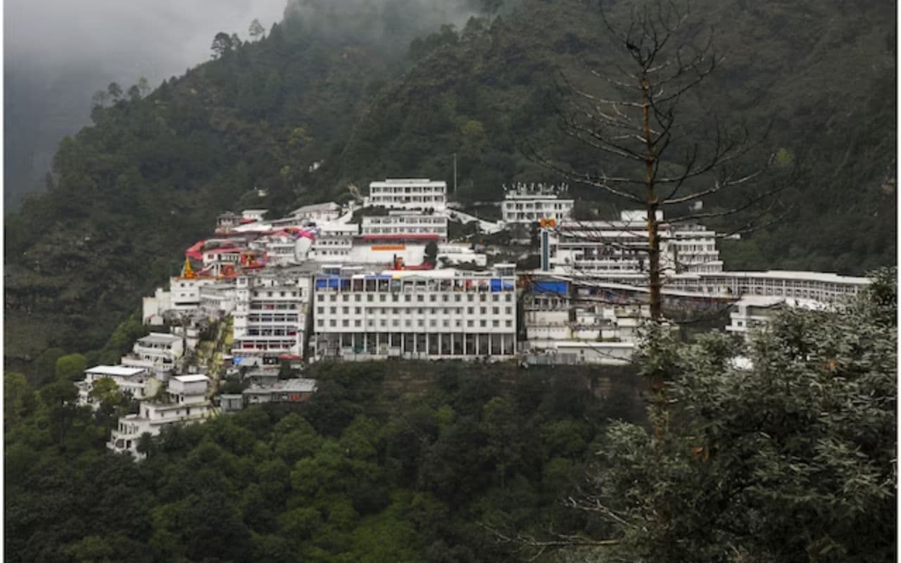 Vaishno Devi Yatra New Rule: वैष्णो देवी यात्रा के नियम बदले, आज ही नोट कर लें सबकुछ