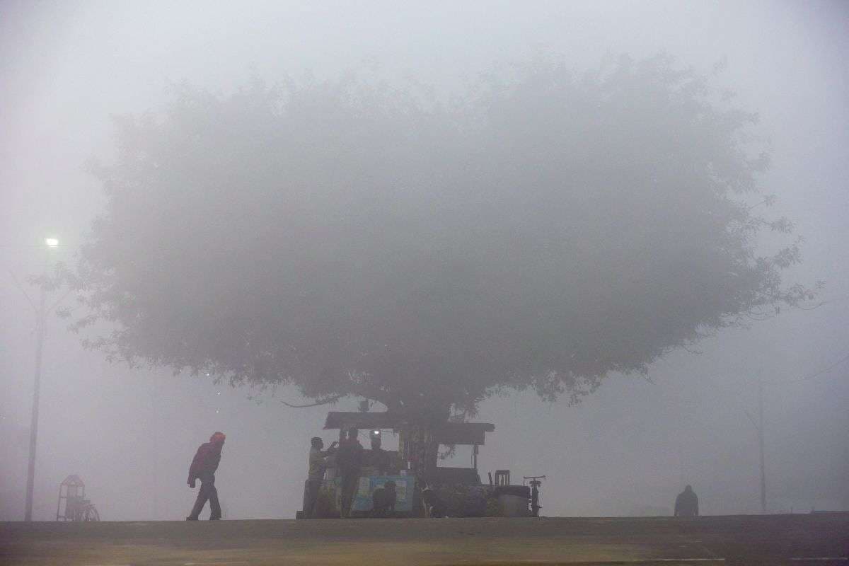 Aaj Ka Mausam: उत्तर भारत में भयंकर सर्दी, इन राज्यों में धुंध की मोटी परत, जानें कैसा रहेगा 17 दिसंबर का मौसम?