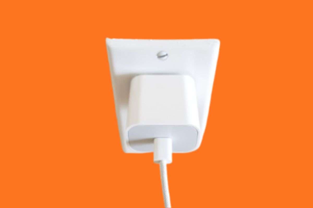 क्या आप भी फोन चार्ज होने के बाद चार्जर प्लग में छोड़ देते हैं? महंगी पड़ेगी यह आदत