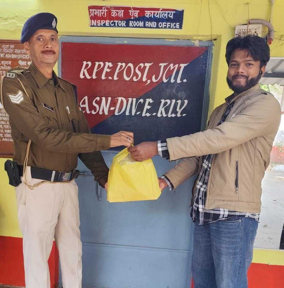 ट्रेन में छुटे मिठाई को आरपीएफ ने लौटाया मिठाई