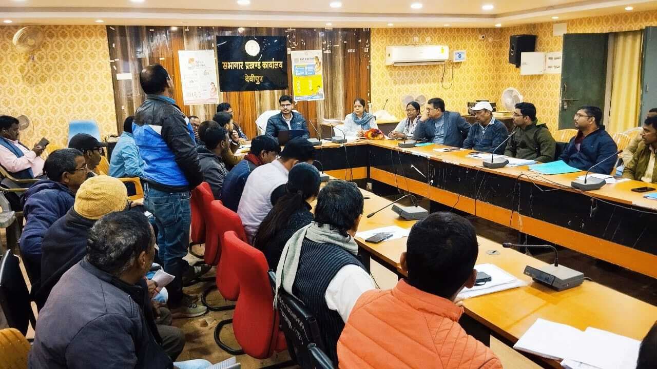 Deoghar news : लंबित कार्यों को एक सप्ताह में पूर्ण करें, पांच वर्षों में संचालित सभी योजनाओं पर सूचना पट लगायें : डीडीसी