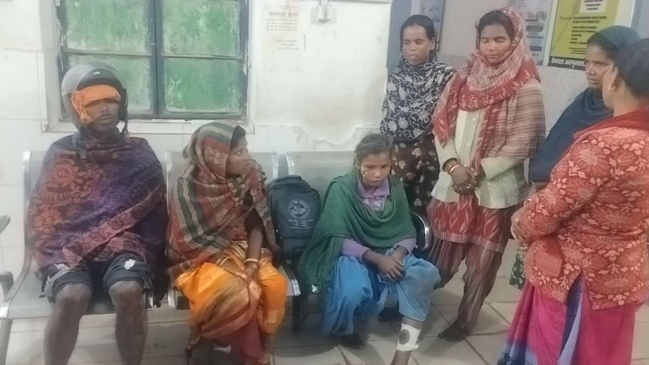 बाइक के धक्के से स्कूली छात्रा समेत चार लोग जख्मी