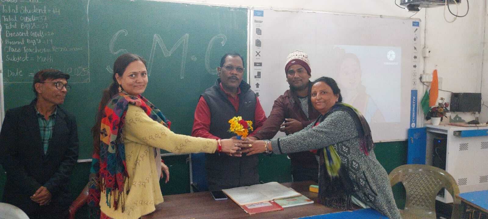 Seraikela Kharsawan News : बच्चों को रोज स्कूल भेजें, स्मार्ट फोन पर रखें निगरानी: बीइइओ