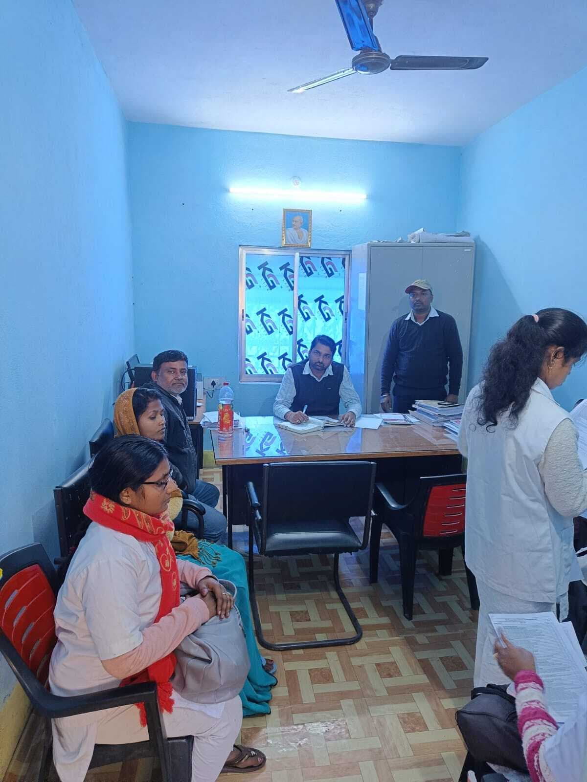 Madhubani News : अधिकारियों ने पंचायत में विकास कार्यों की जांच