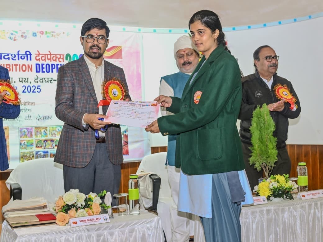 Deoghar News : डाक टिकटों में सिमटी है देश की विरासत, इतिहास और विज्ञान: डीसी