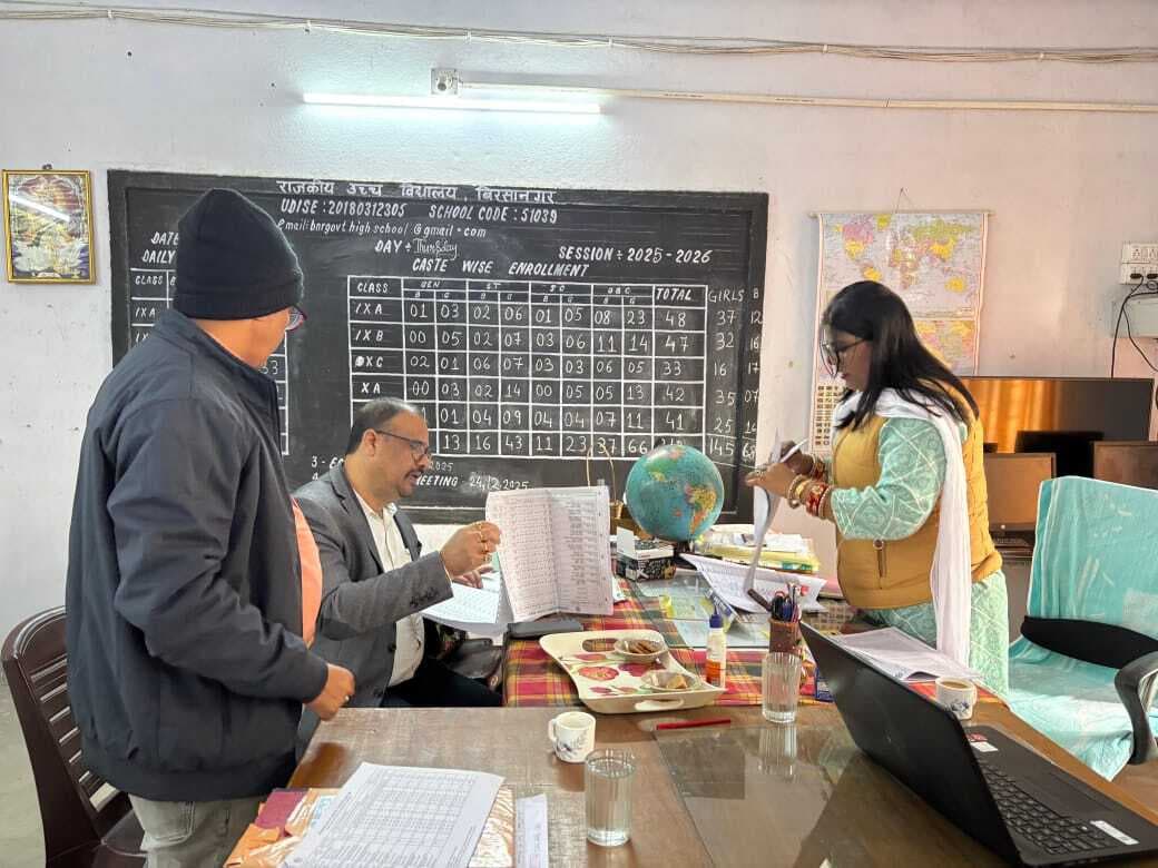 Jamshedpur News : एडीएम ने विद्यार्थियों से की बातचीत, पढ़ाई से जुड़ी समस्याओं व सुविधाओं की ली जानकारी