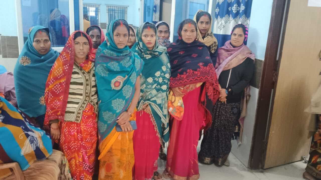 ड्रेस कोड नहीं मिलने पर महिलाओं ने जताया विरोध