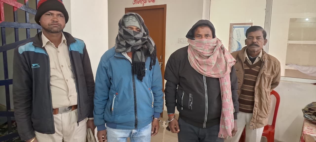 तीन बोतल देसी शराब के साथ तीन तस्कर गिरफ्तार