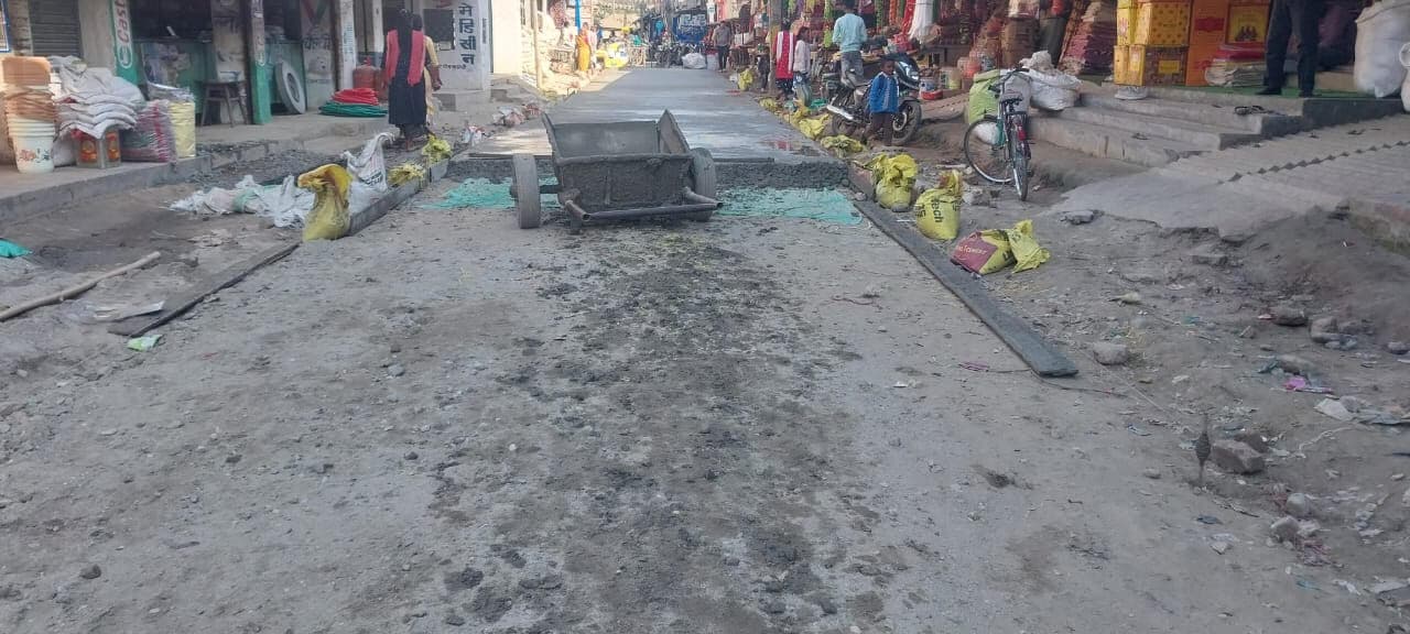 सड़क निर्माण कार्य में अनियमितता का आरोप