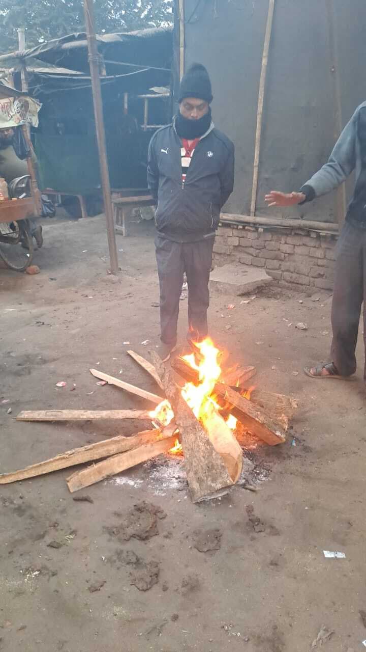 ठंड से बचाव के लिए नगर पंचायत में अलाव की हुई व्यवस्था