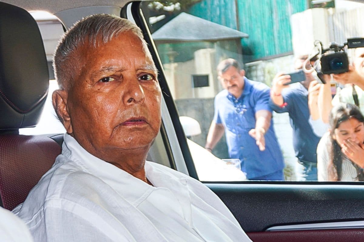 तेजस्वी यादव के विदेश जाते ही बेटी के घर पहुंचे लालू यादव, इस बीमारी का करा रहे हैं इलाज